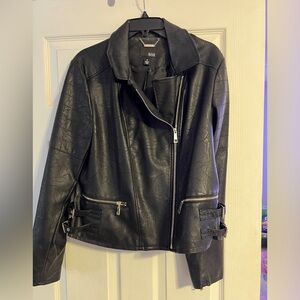 LIKE NEW PLEATHER JACKET